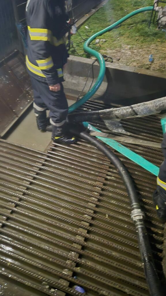 Inundație pe Valea Oltului: pompierii au intervenit ore în șir