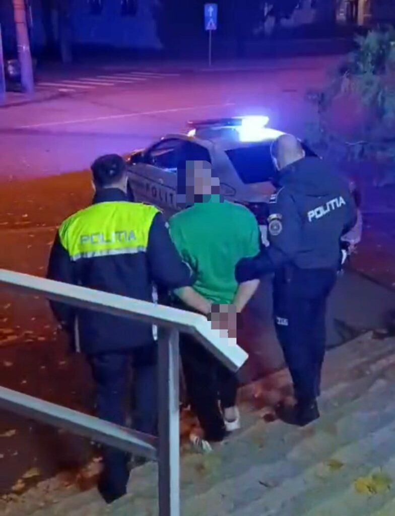 Un bărbat a refuzat să plătească o cursă, l-a bătut pe taximetrist și i-a furat mașina