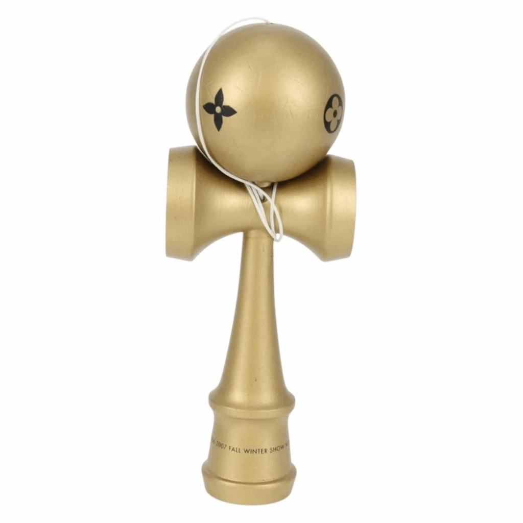 Kendama Louis Vuitton EXCLUSIVISTĂ / E listată pe e-bay la un preț ce pleacă de la 1.300 de dolari, dar este ea originală?