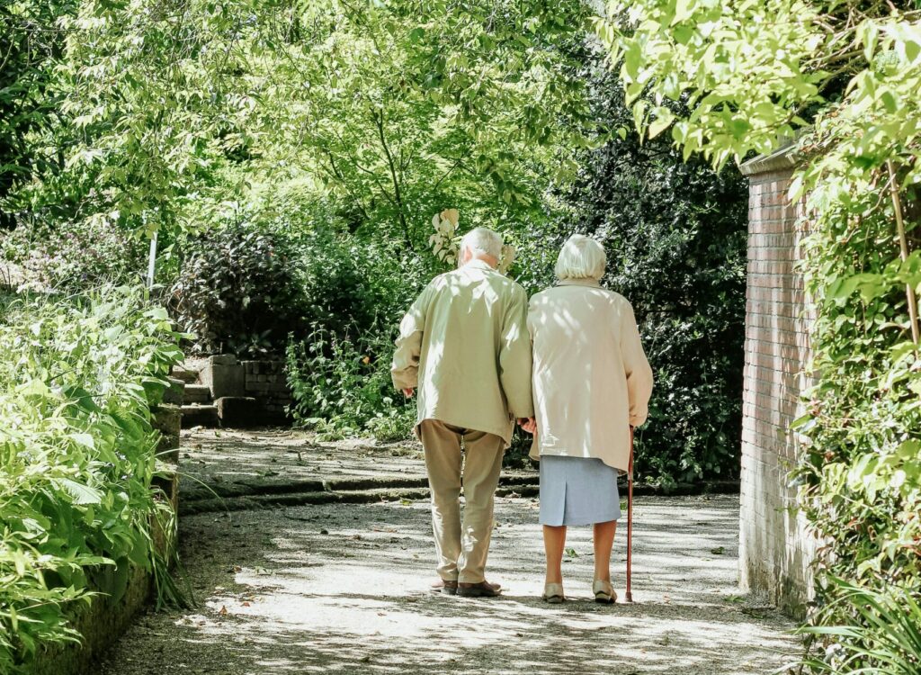 O sută de ani și încă plini de viață: Țara din Europa care numără tot mai mulți centenari