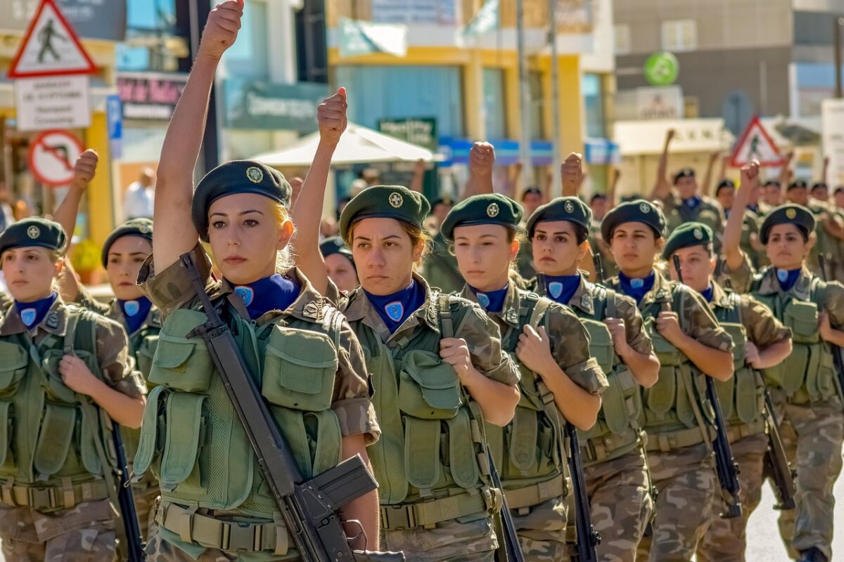 Serviciul militar obligatoriu în Elveția pentru femei și bărbați