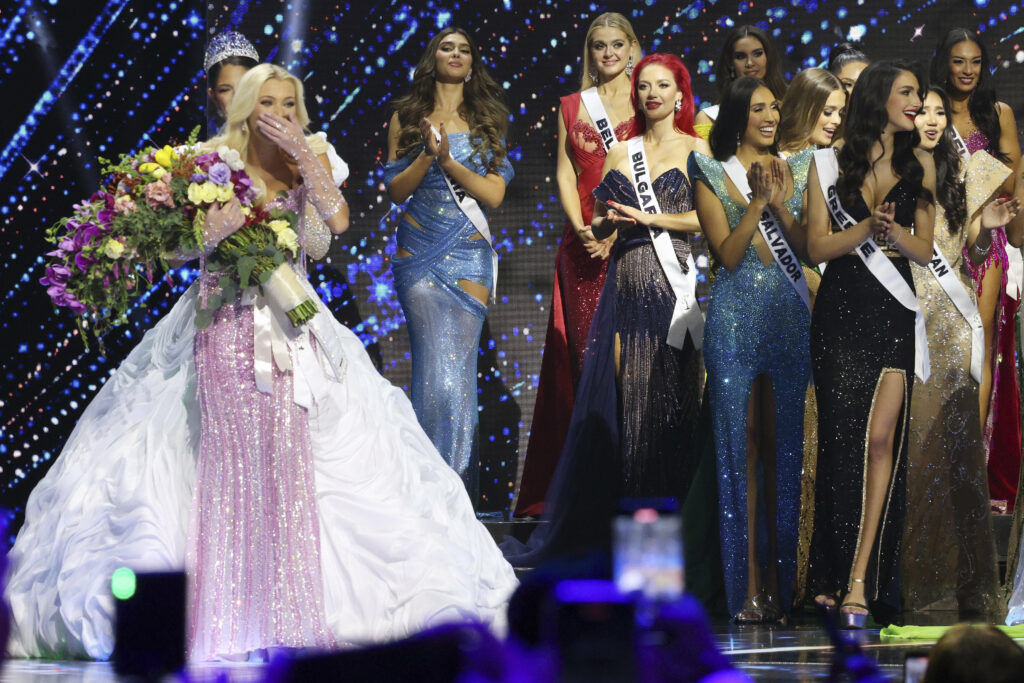 Doi jurați Miss Univers au renunțat la concursul de frumusețe, unul dintre ei susținând că este trucat