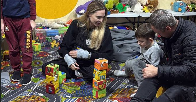 Angelina Jolie a făcut o vizită surpriză la spitale din Herson, în sudul Ucrainei