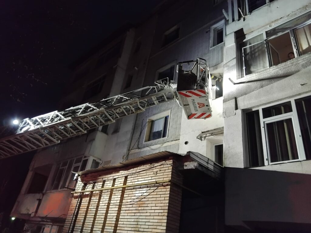 Pașcani. Copil blocat în casă, adult blocat pe balcon, pompierii au intervenit cu autoplatforma