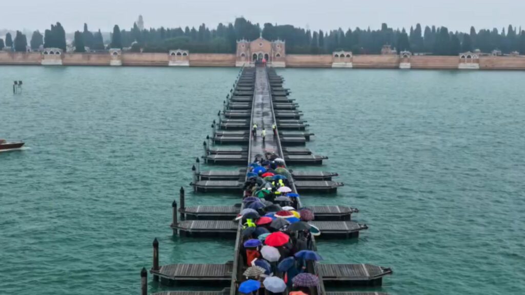 Veneția reînvie un pod plutitor către cimitirul insular pentru Ziua Tuturor Sfinților