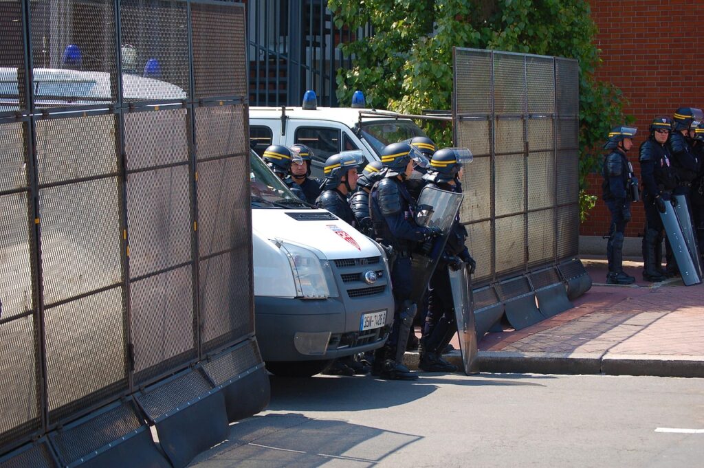 Bătaie generală într-un Tribunal. Polițiștii au intervenit pentru a opri lupta la care participau zeci de tineri