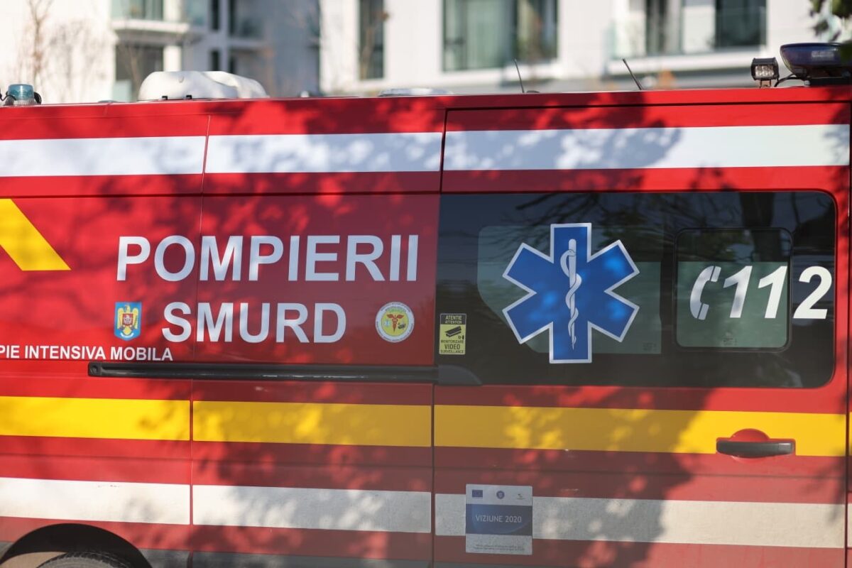 Poza pentru articolul Două persoane au murit după ce un tren de călători a lovit un autoturism la o trecere la nivel cu calea ferată din Oradea