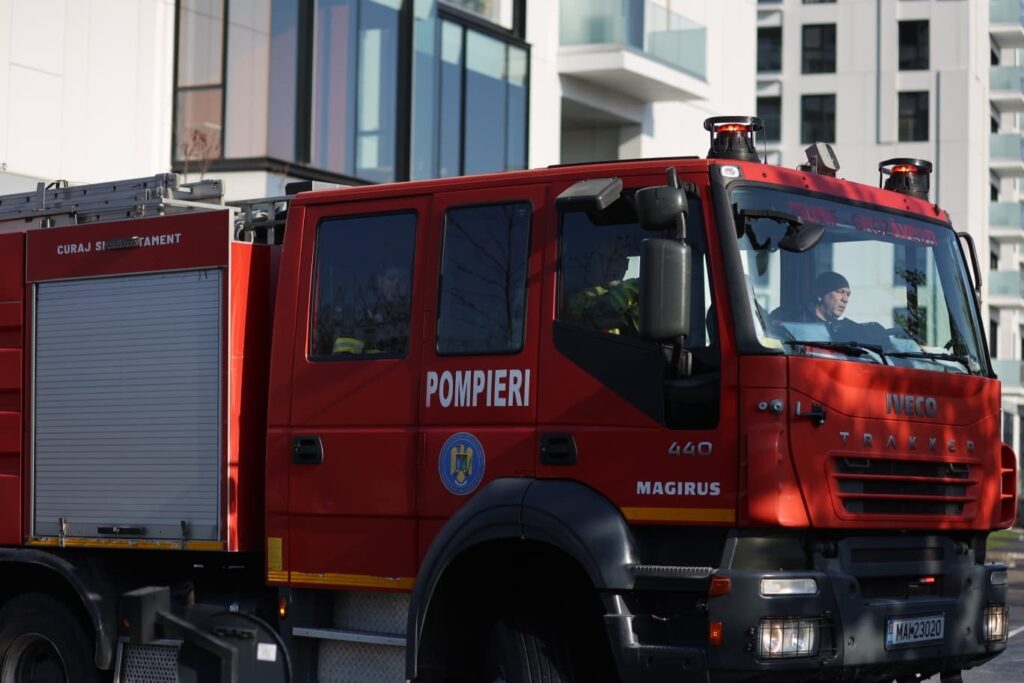 Zeci de persoane au ieșit dintr-o clădire din Târgu Mureș după ce a luat foc un server