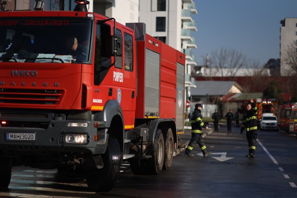 La ce spitale au ajuns răniții în incendiul izbucnit la un bloc din București