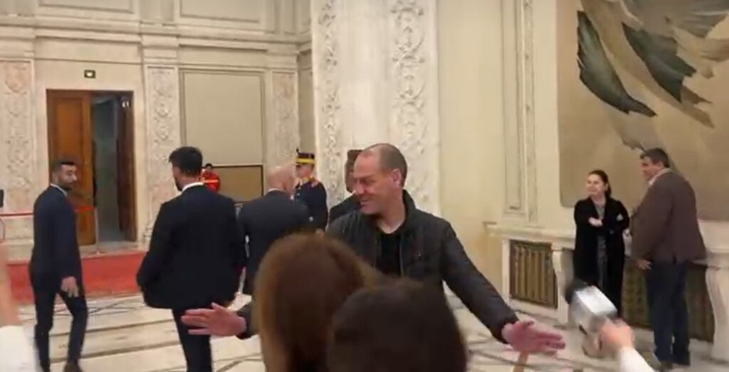 Guvernul declanșează cercetare disciplinară după ce un ofițer de presă care a bruscat jurnaliștii în timp ce îl proteja pe premierul Ilie Bolojan
