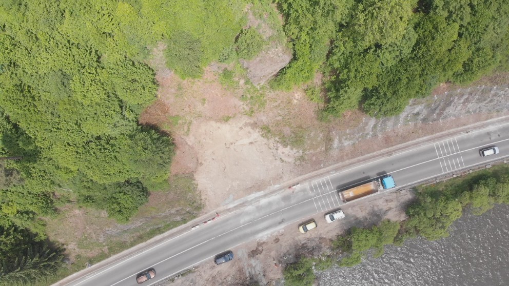 O stâncă periculoasă va fi detonată miercuri. Circulație închisă între Reghin și Toplița