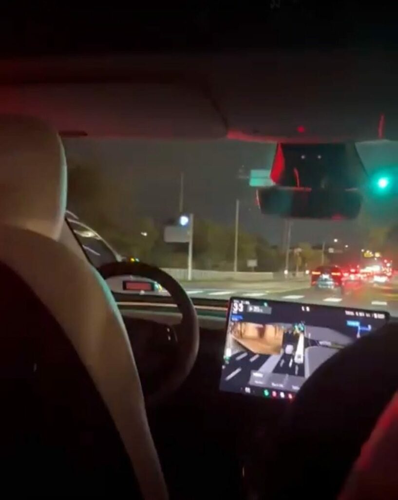 Uber a lansat primele robotaxiuri complet autonome la Abu Dhabi