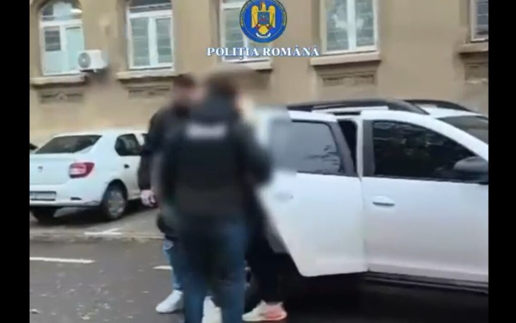 Profita când colegii ridicau gunoiul și le instala aplicații bancare. Credite de 110.000 de lei. VIDEO