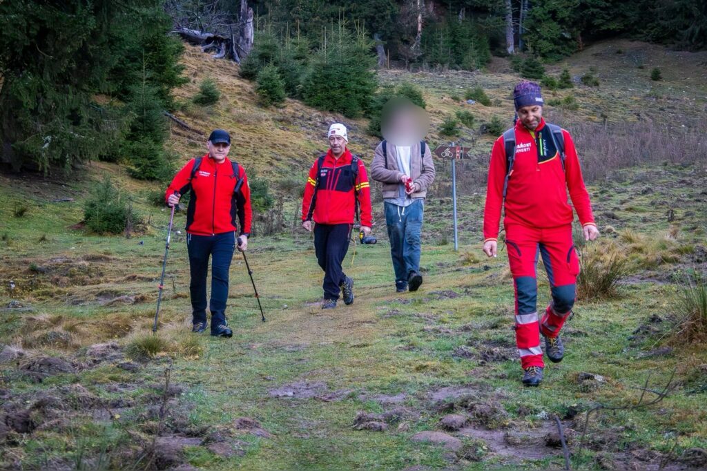 Un turist în adidași a sunat la 112: „Sunt ud și nu mă întorc la refugiu”. FOTO