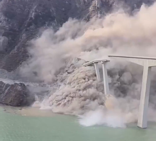 Un pod uriaș, recent inaugurat, s-a prăbușit în China. Momentul, surprins VIDEO