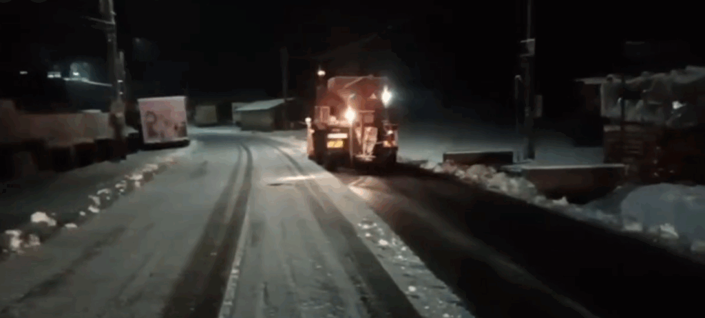 Intervenție a drumarilor în zonele montane, pentru curățarea carosabilului: Ninge la altitudini mari