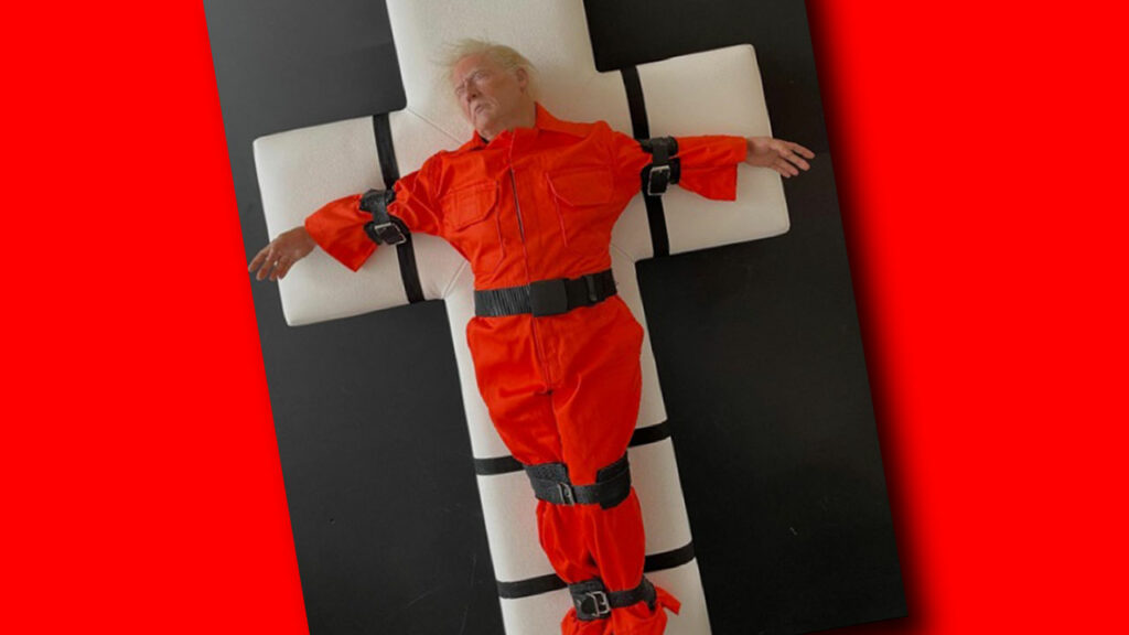 O sculptură cu Trump, îmbrăcat în costum de închisoare și legat de o cruce, expusă în Elveția. A atras 3000 de vizitatori pe zi