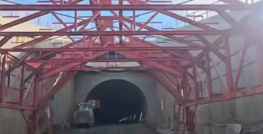 Tunelul Momaia de pe Autostrada Sibiu-Pitești prinde contur. Circulația ar putea fi deschisă în 2026. VIDEO