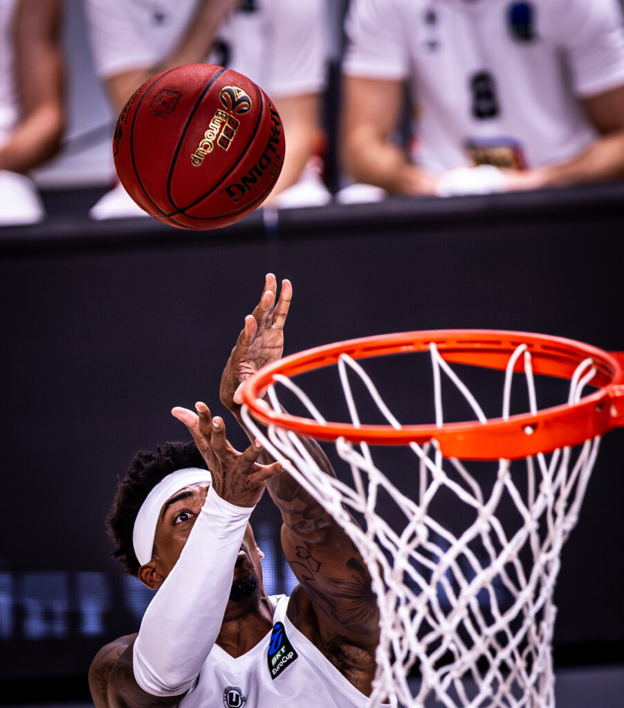 Baschet masculin: U-BT – Hapoel Ierusalim, duelul celor mai eficiente atacuri din EuroCup