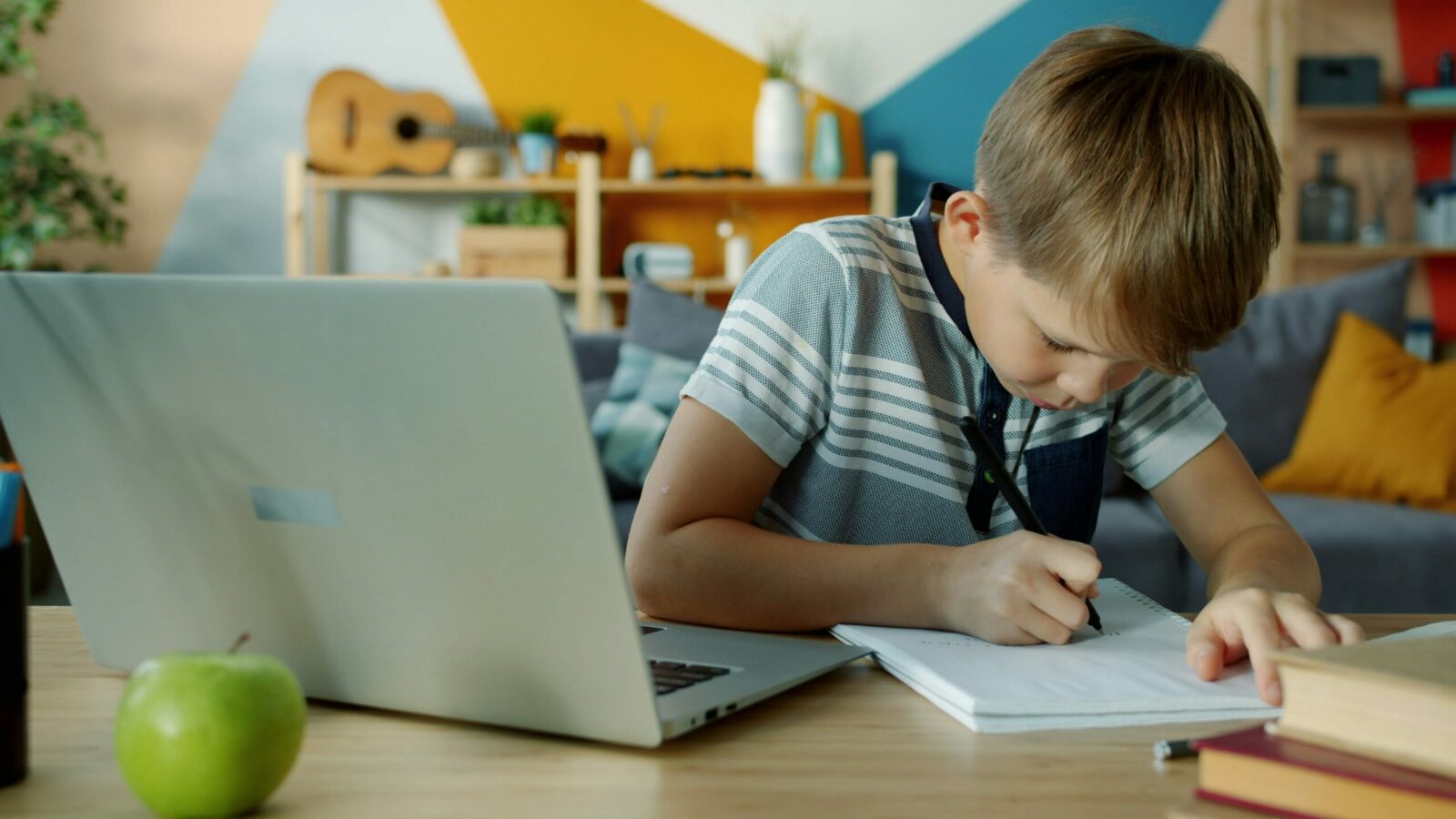 Poza pentru articolul Sute de mii de copii dintr-o țară europeană ar putea fi instruiți de pedagogi cu Inteligență Artificială