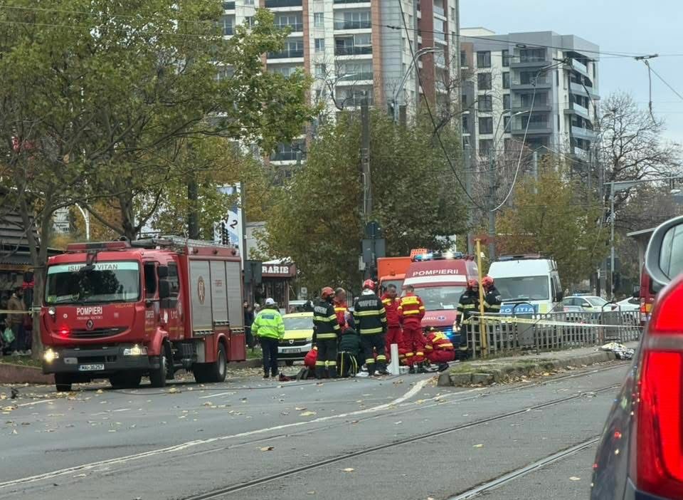 Accident ciudat în București. O femeie a fost rănită de un cablu de tramvai care s-a rupt