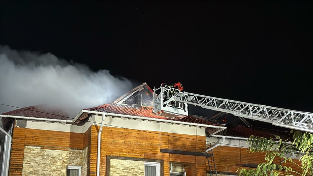 Incendiu puternic la o pensiune din din Delta Dunării: Fum și flăcări la acoperiș