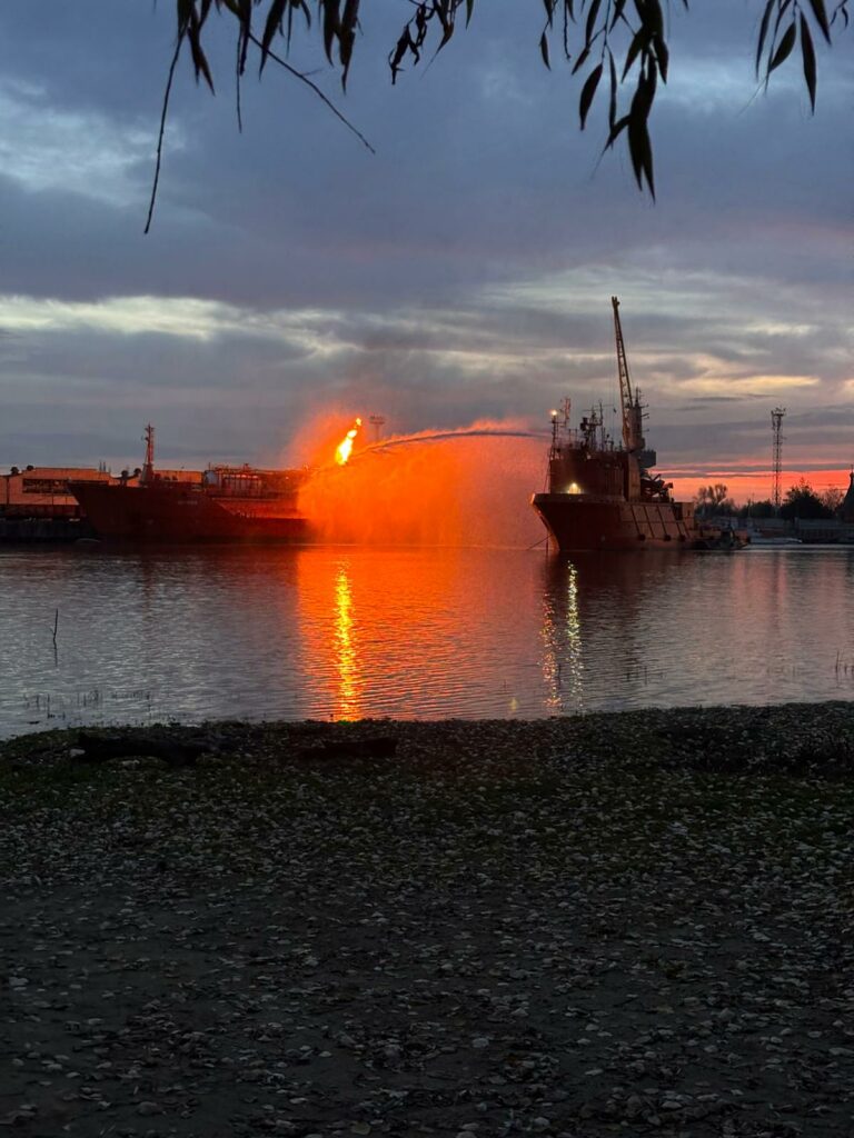 ISU Tulcea: Incendiul la nava care transporta GPL a fost stins. Locuitorii din Plauru se pot întoarce în locuințe