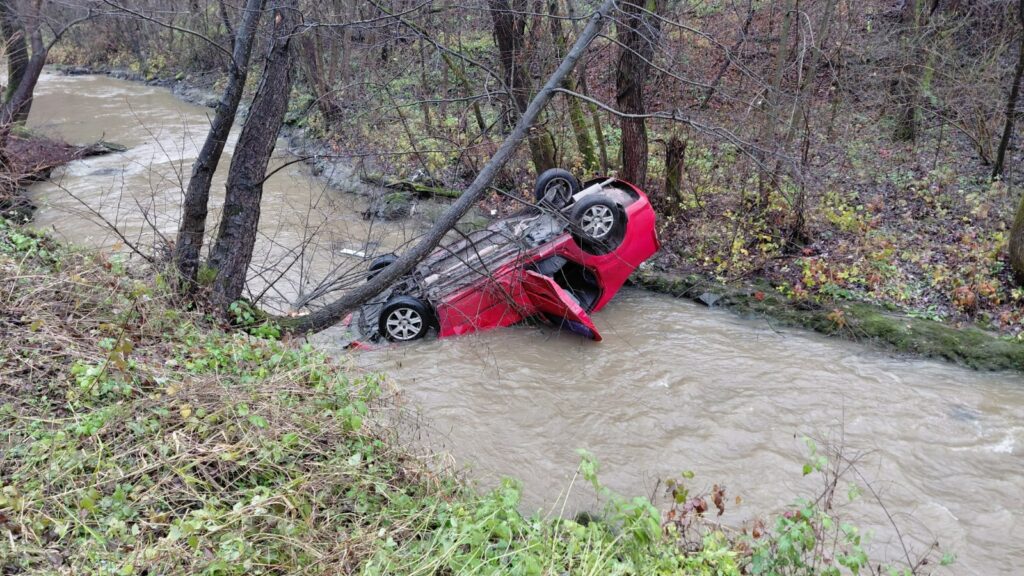 Autoturism răsturnat în râul Cerna. Șoferul a ajuns la spital