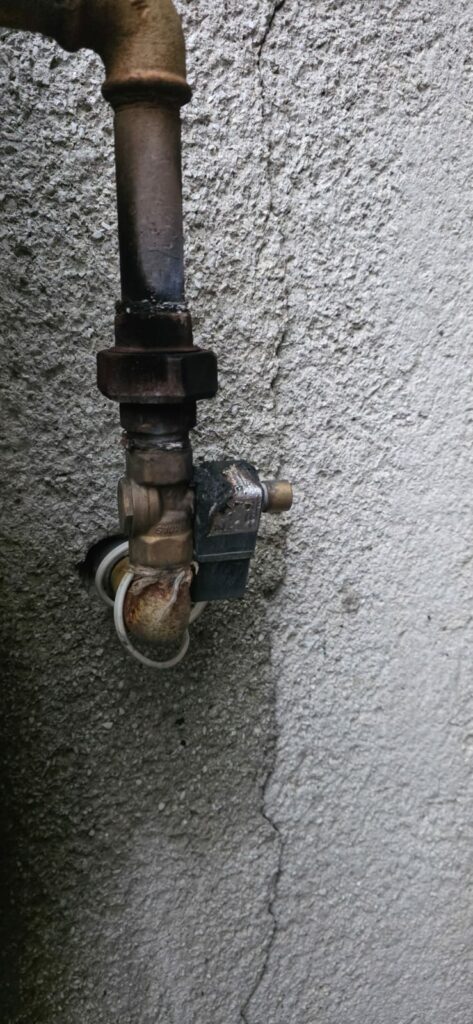 Intervenție promptă a pompierilor. Flacără la un branșament de gaz în Piatra-Neamț