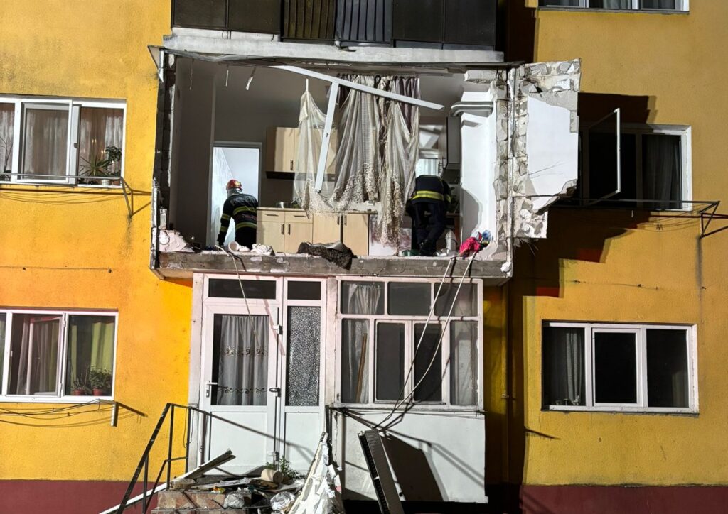 Explozie de butelie la Aleșd: balcon prăbușit și o femeie rănită grav