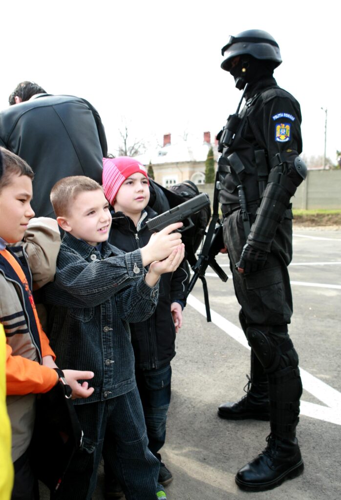 „Când îl omorâm pe primul?” Europol destructurează rețele care recrutau minori pentru asasinate