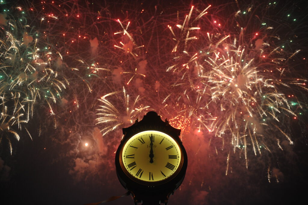 La ce oră intră Revelionul 2026 în lume, raportat la România. Primele locuri și cele mai ciudate ore
