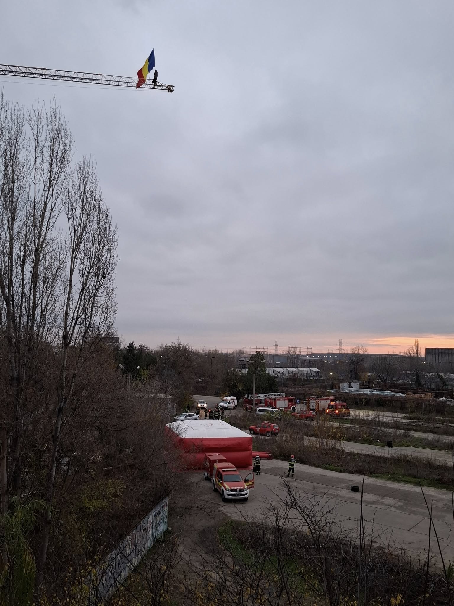 Stegarul Dac, proaspăt eliberat, s-a urcat pe o macara și strigă „Turul doi înapoi”. Mobilizare a echipelor de salvare