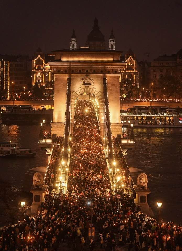 Mii de oameni protestează în Ungaria împotriva scandalului abuzurilor asupra copiilor