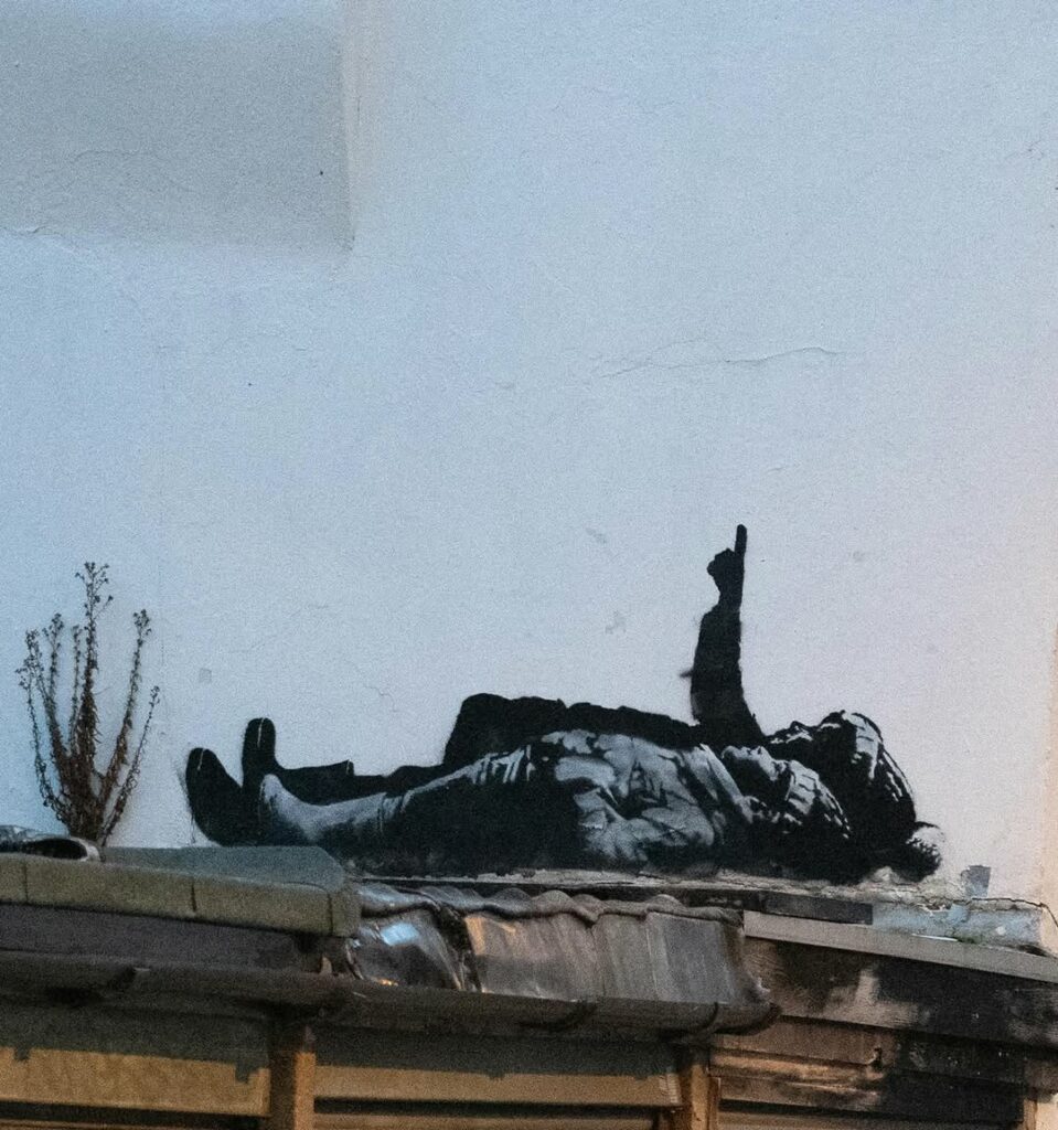 Banksy dezvăluie un nou mural cu copii privind stelele în Londra