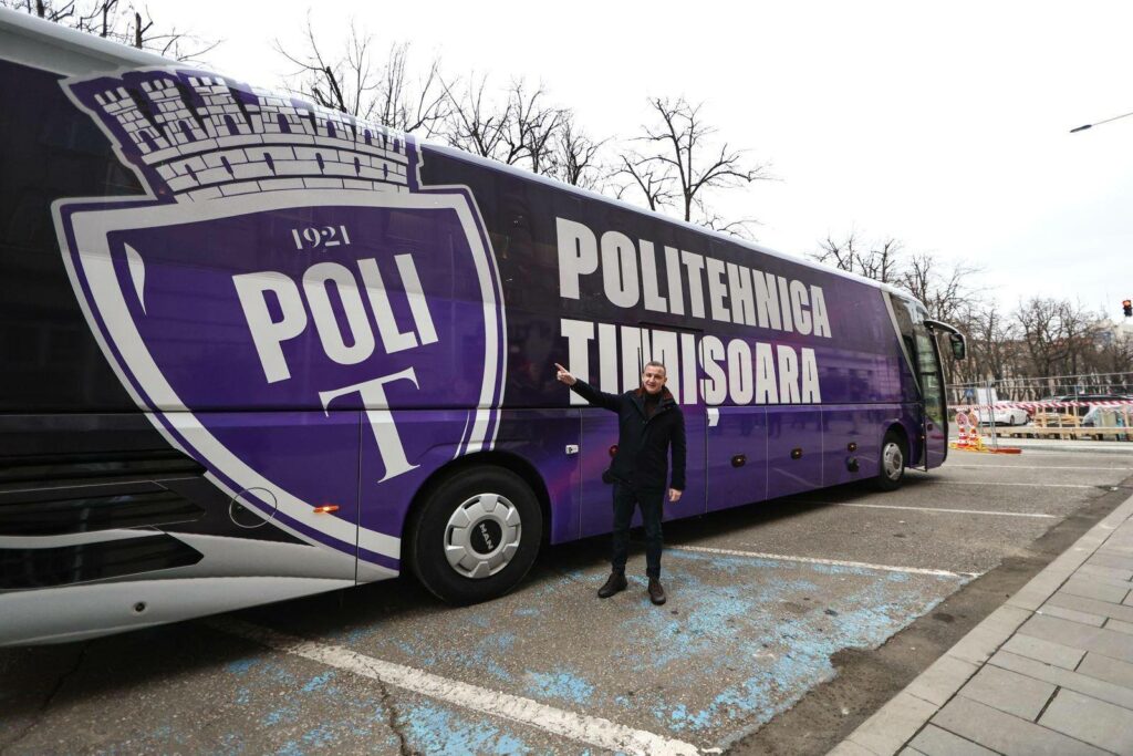 A venit Moș Crăciun pentru Poli Timișoara: un autocar modern