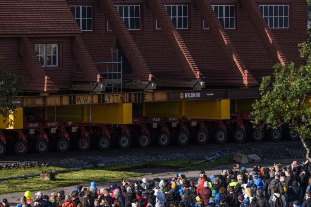 Un oraș din Europa este mutat casă cu casă la câtiva km distanță. Biserica trasportată pe trailere specializate