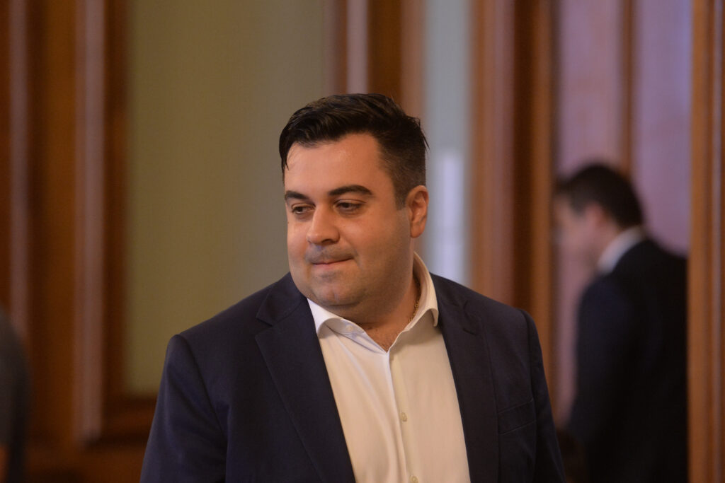 Șpaga de la RAR ar fi fost negociată pe butoane de telecomandă: „Când am fost la el în curte, el a zis: „9”, tu mi-ai zis de 6 – știi?”