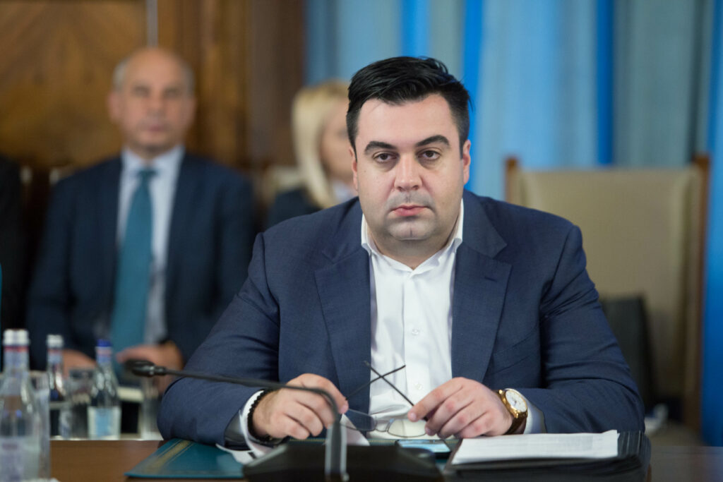 Gândul: Fostul ministru al Transporturilor, Răzvan Cuc, reținut de DNA / Registrul Auto Român: Conducerea nu a fost înștiințată