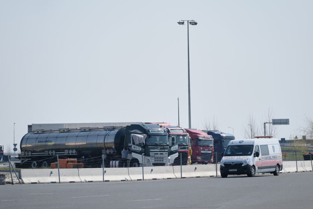 Trafic intens pentru camioane la mai multe puncte de frontieră în prima zi de Crăciun. Timpi de așteptare de până la două ore