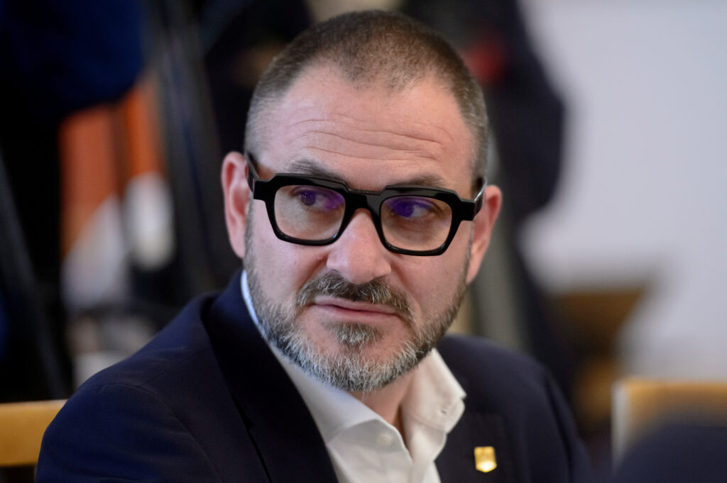 Fostul șef ANPC, Horia Constantinescu, critică eficiența extinctoarelor auto după intervenția la un incendiu de mașină