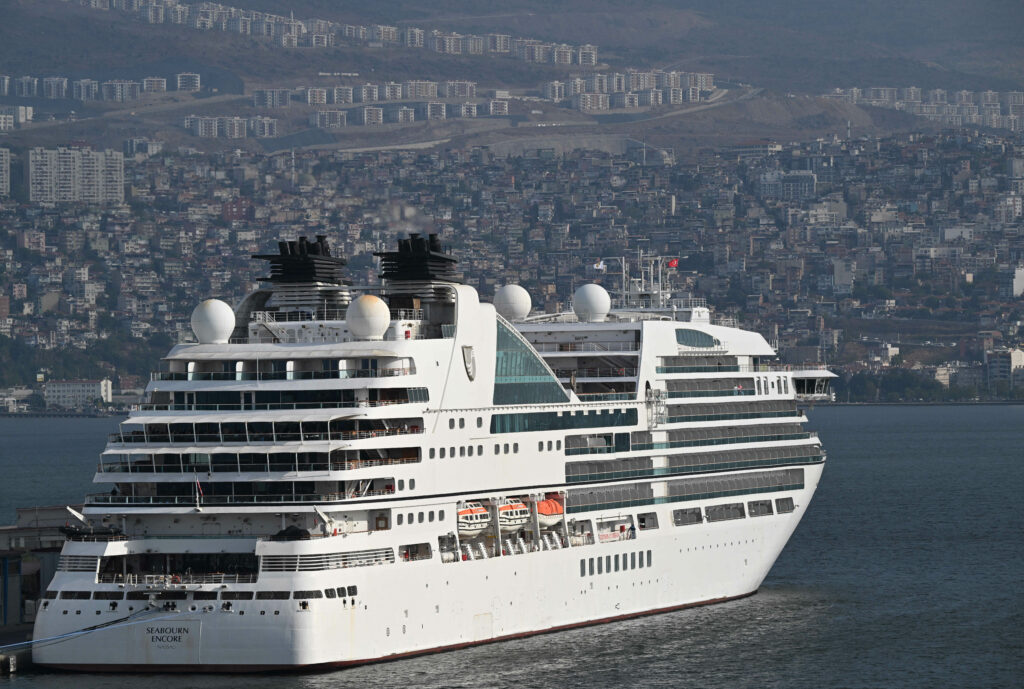 Ofertă pentru cei care vor să trăiască pe un vas de croazieră. Cât costă o cameră de închiriat pe termen nelimitat