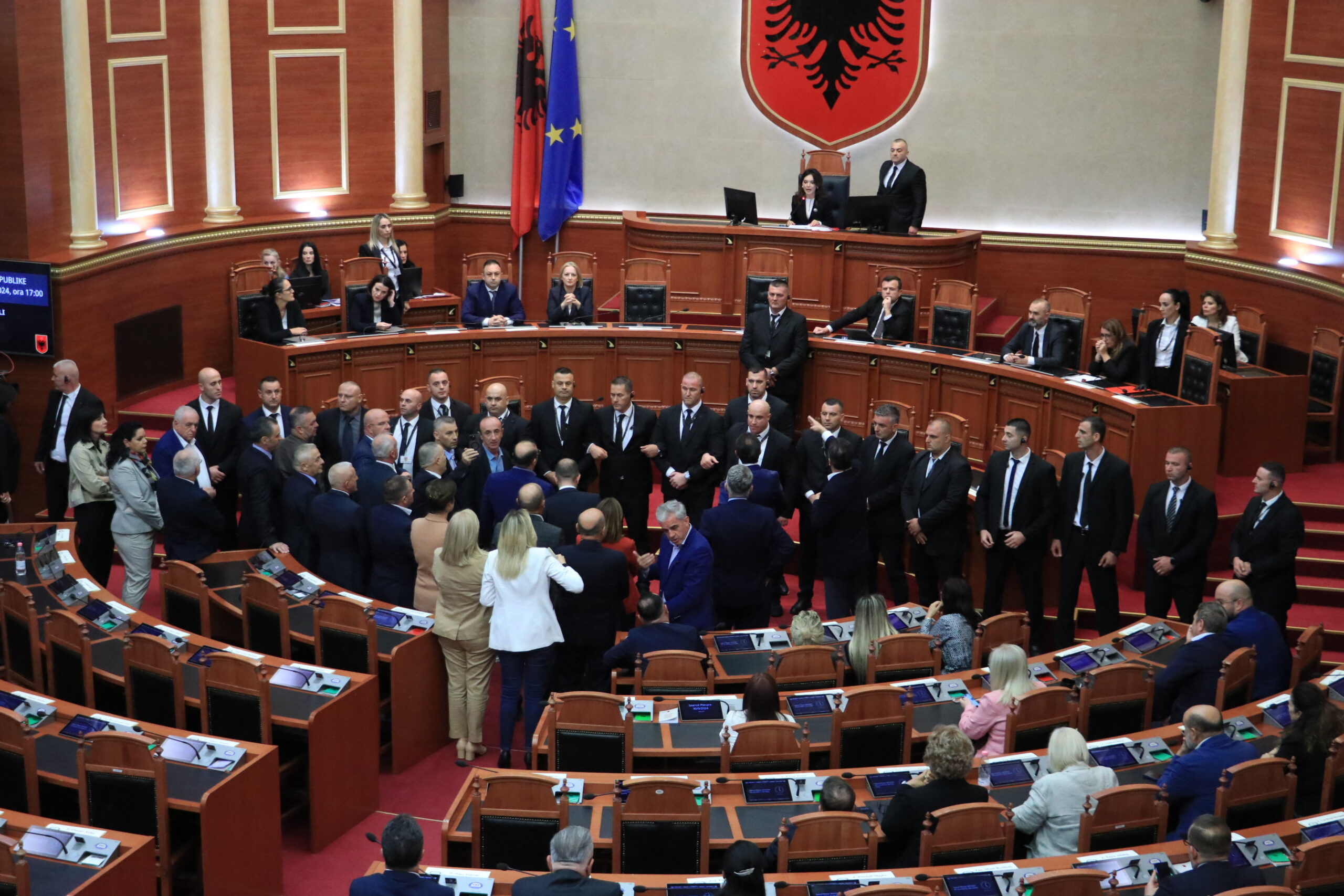 Poza pentru articolul Un vicepremier din Albania, acuzat de corupție, a fost suspendat definitiv
