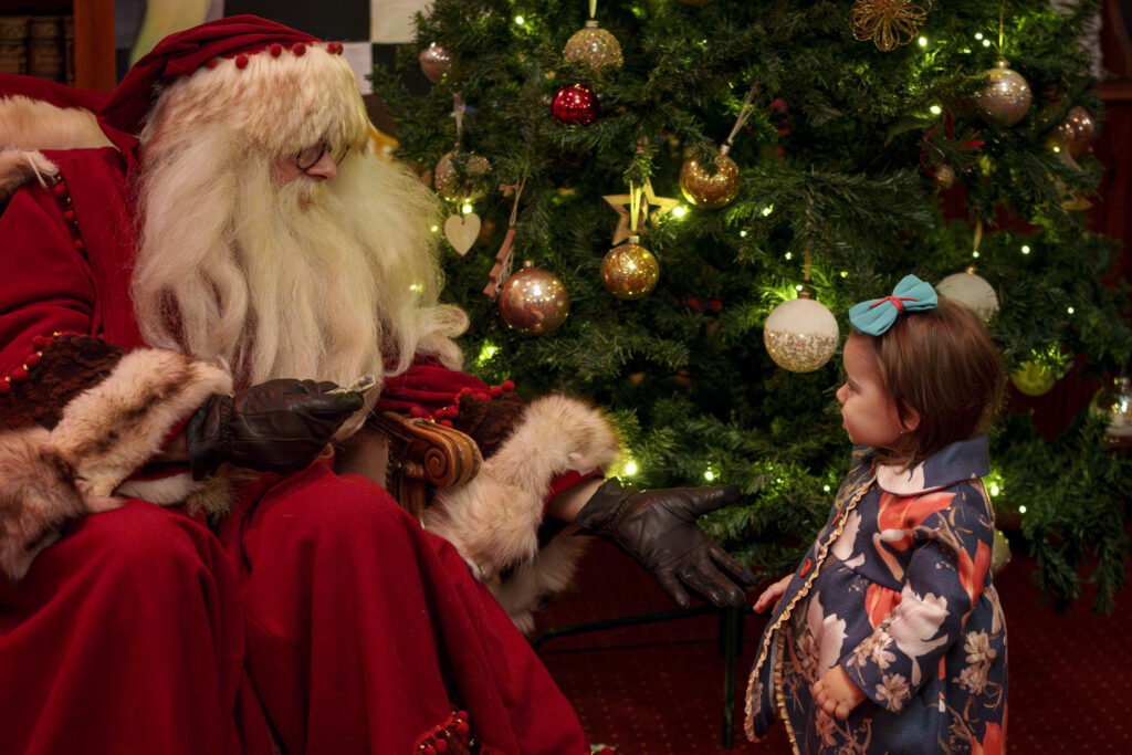 Există sau nu există Moș Crăciun? Cum pot răspunde părinții la această întrebare a copiilor