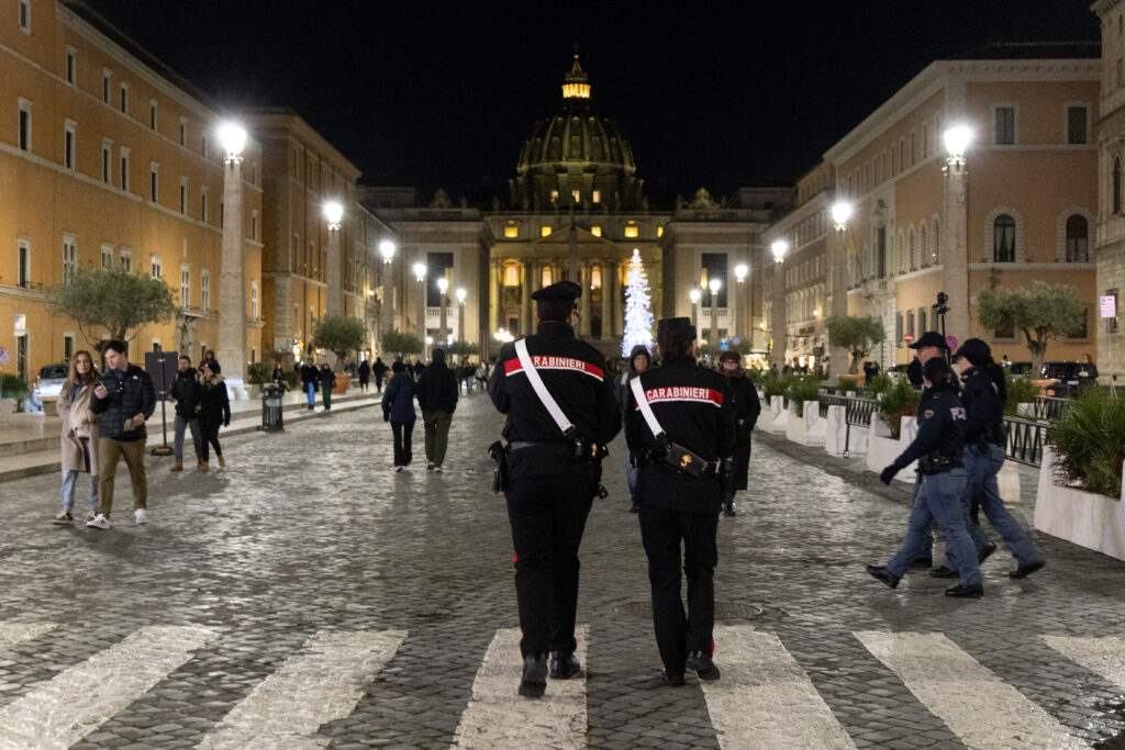 Doi hoți în serie, români, terorizau persoane în vârstă în fața Spitalului Gemelli din Roma