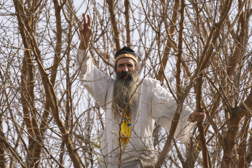 Stegarul Dac, săltat din nou de polițiști. Ar fi agresat forțele de ordine