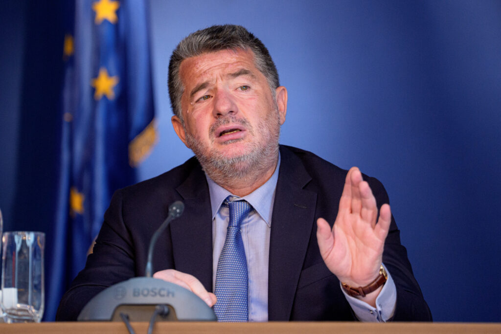 Halucinant la CFR Călători: mai mulți angajați sunt obligați să-și întrerupă programul de lucru timp de patru ore, iar apoi să-l reia