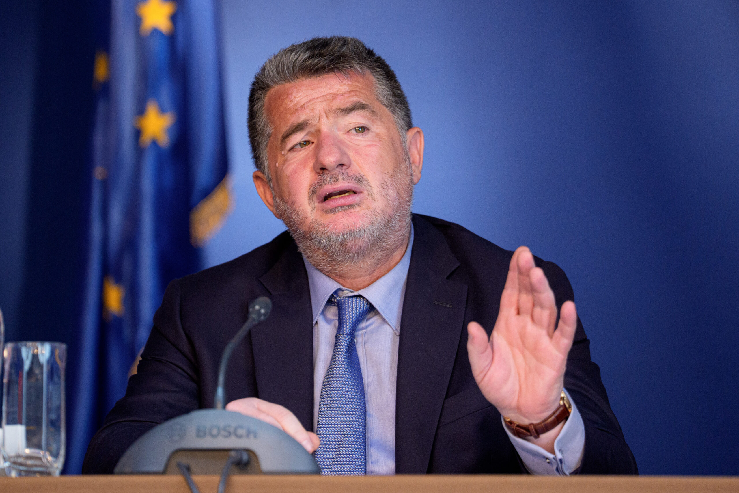 mai mulți angajați sunt obligați să-și întrerupă programul de lucru timp de patru ore, iar apoi să-l reia