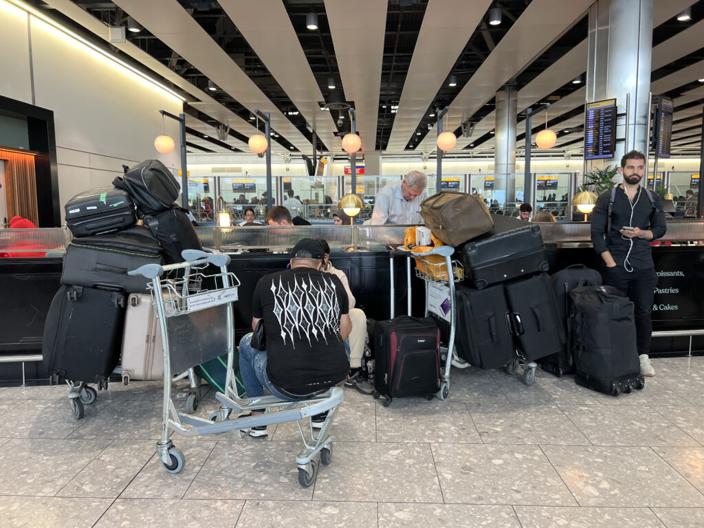 Atac cu spray cu piper în parcarea aeroportului Heathrow