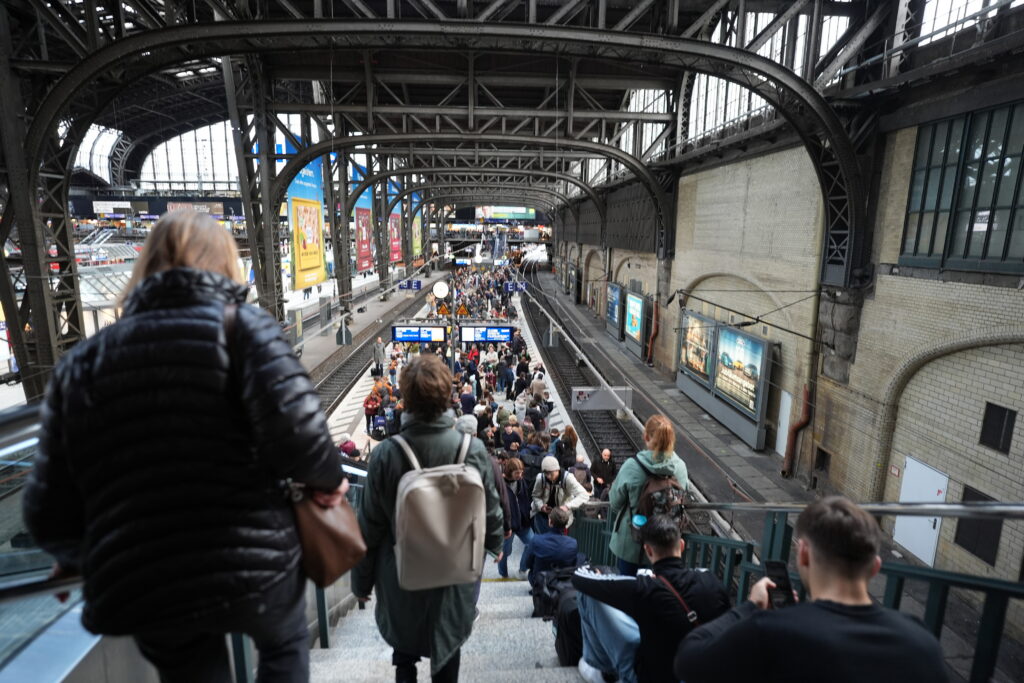 Miting neobișnuit în mai multe gări din Europa: activiștii vor protesta în pijamale